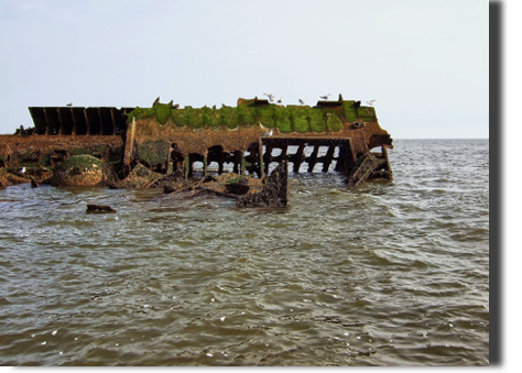 Reste der Aufbauten, links Maschinenraum Reste der Aufbauten, links Maschinenraum